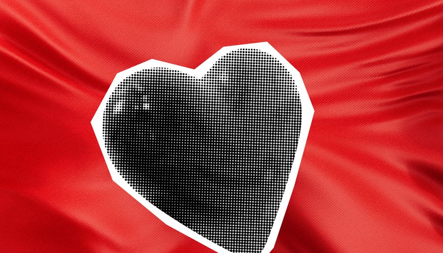 Teaserbild Bundestagswahl 2025 Herz Das Bild zeigt eine stilisierte, schwarz-weiße Darstellung eines Herzens auf einem roten wehenden Fahne. Das Herz ist in einem Punktmuster gehalten, das an eine Pop-Art-Ästhetik erinnert. Der rote Hintergrund verleiht dem Bild eine lebendige und leidenschaftliche Ausstrahlung, während das Herz im Vordergrund das zentrale Element darstellt und Gefühle von Liebe und Zuneigung symbolisieren könnte.