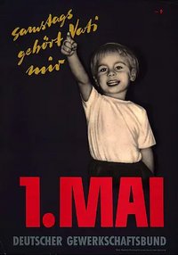 Maiplakat 1956: Samstags gehört Vati mir Maiplakat des DGB von 1956: Ein kleiner Junge von etwa 5 Jahren zeigt mit der rechten Hand senkrecht nach oben. Darüber stehte "Samstags gehört Vati mir".  Darunter "1. Mai Deutscher Gewerkschaftsbund". Der Junge trägt ein weißes T-Shirt und steht vor einem schwarzen Hintergrund.