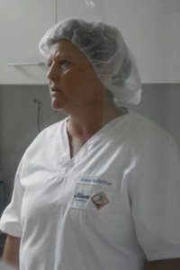 Anke Schröter Foto von einer Frau in weißer Arbeitskleidung